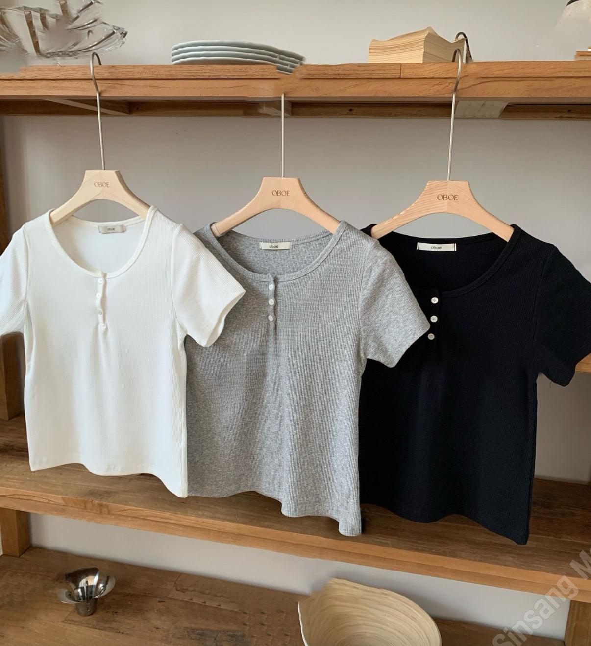 圓領扭扣直紋tee